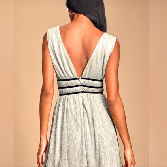 Lulu’s Stunning Silver Metallic Mini Dress - Size M - NWT - Picture 2 of 11